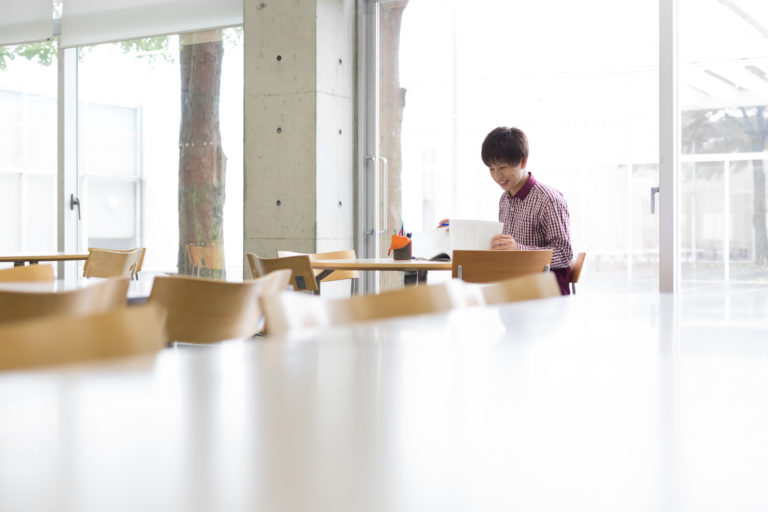 学食トレイ広告の料金！費用対効果は高いの？のアイキャッチ画像