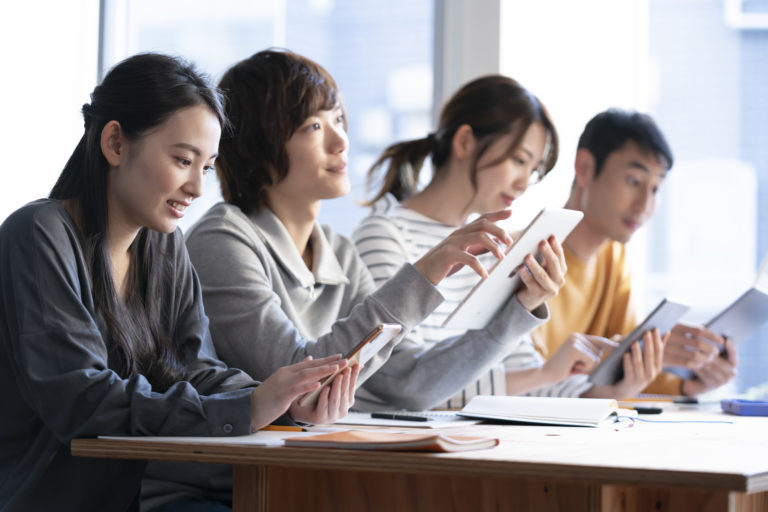 大学生アンケートモニターの募集方法を徹底解説のアイキャッチ