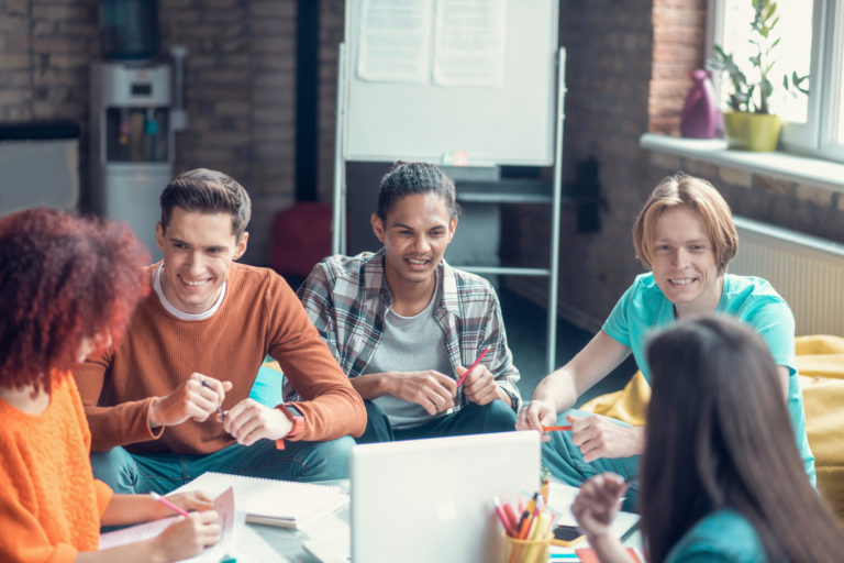 【企業目線】学生座談会の活用方法とスムーズに開催するためコツのアイキャッチ画像