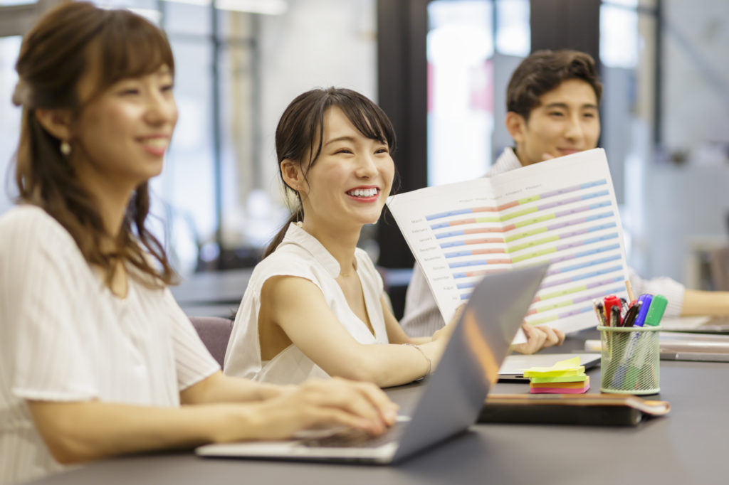 大学生へのインタビューが必要となるシーンのバナー画像