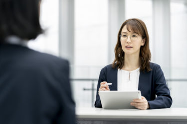 大学生を対象にインタビュー調査を行う方法！モニターの集め方のアイキャッチ