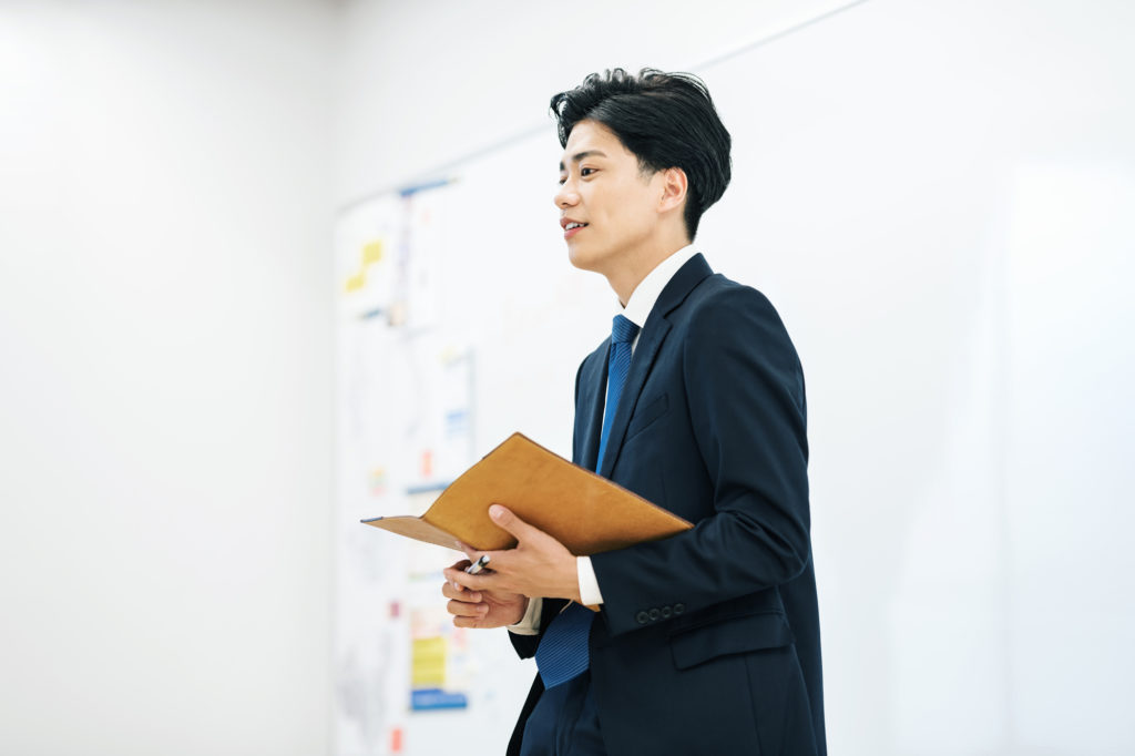 大学生がセミナー会場を必要になるシーン